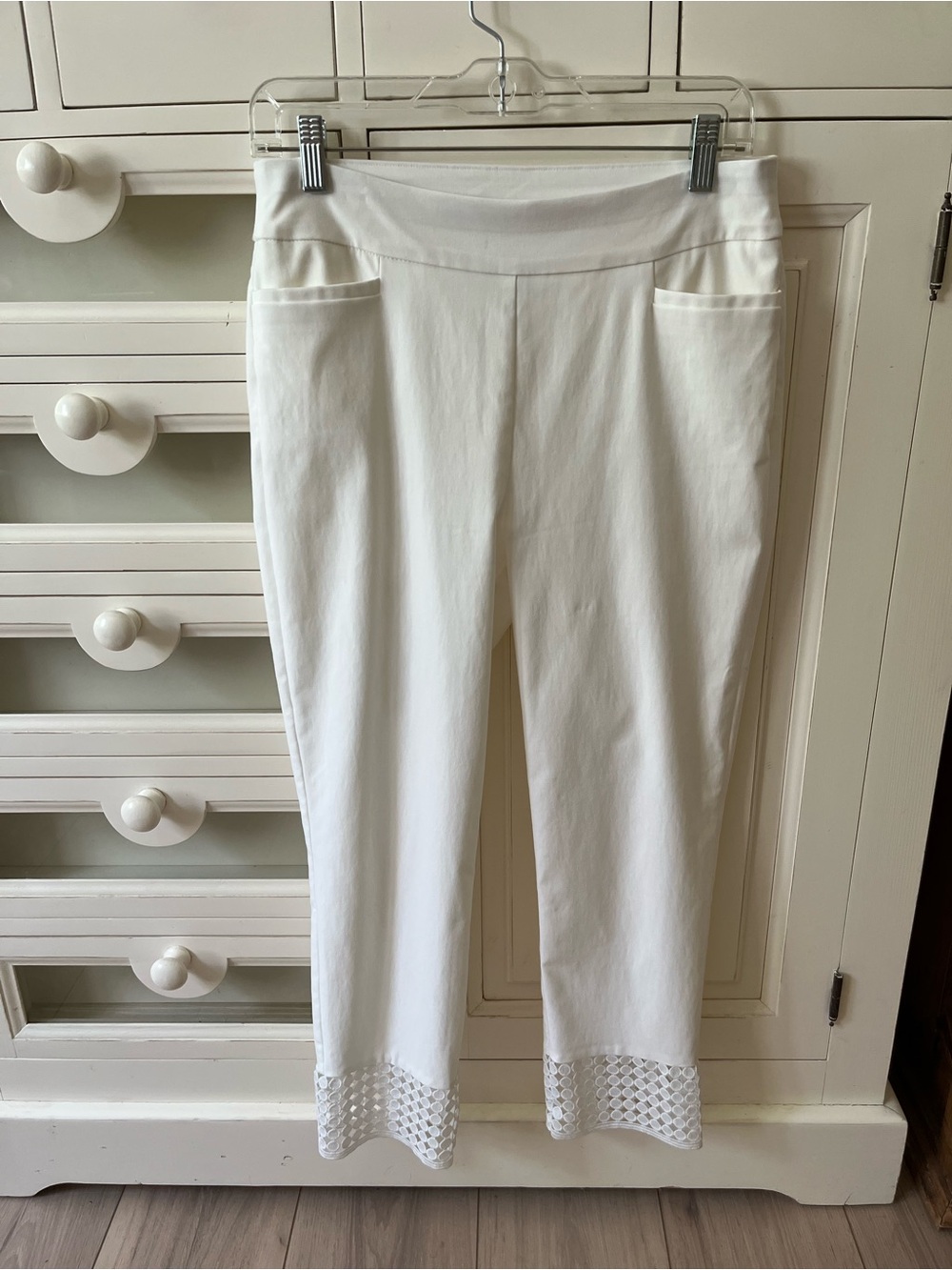 Excellent Chico’s White Capri pants Eyelet Lace Trim hem, stretch fabric 0 sz 4